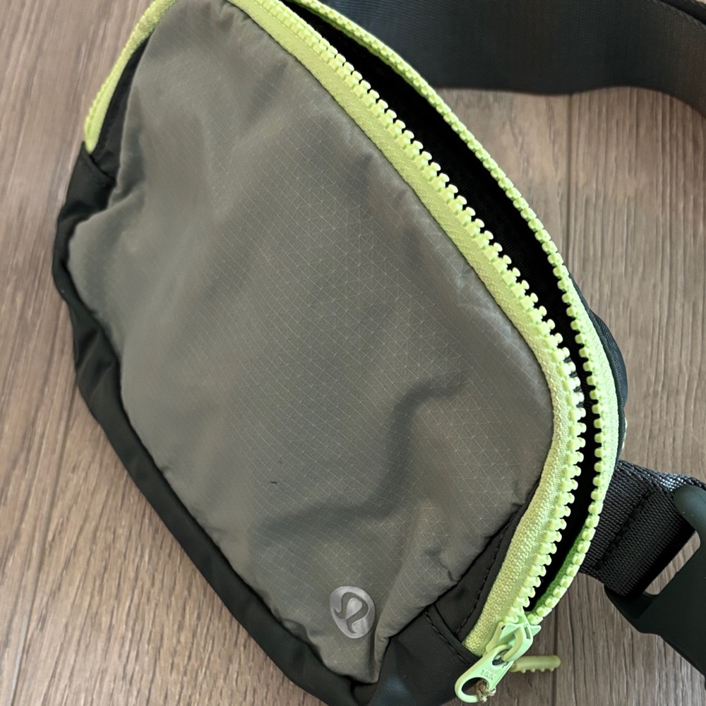 Lululemon everywhere 1L  crossbody bag - Picture 8 of 9